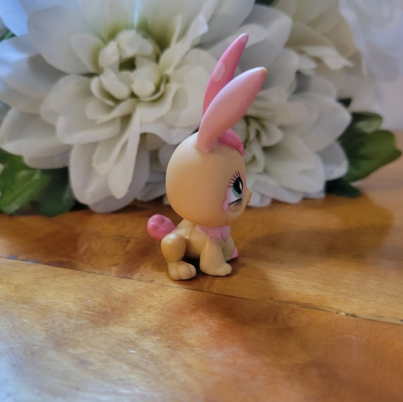 Littlest Pet Shop LPS #506 Bunny Rabbit Cream Pink Blue Green Eyes 2006 - Picture 2 of 11